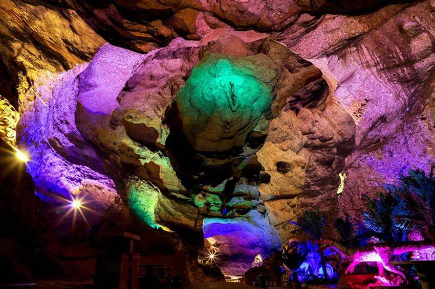 卧龙洞全长4000米左右溶洞从山脚到山腰共分为六层层层相连洞口的大龙潭码