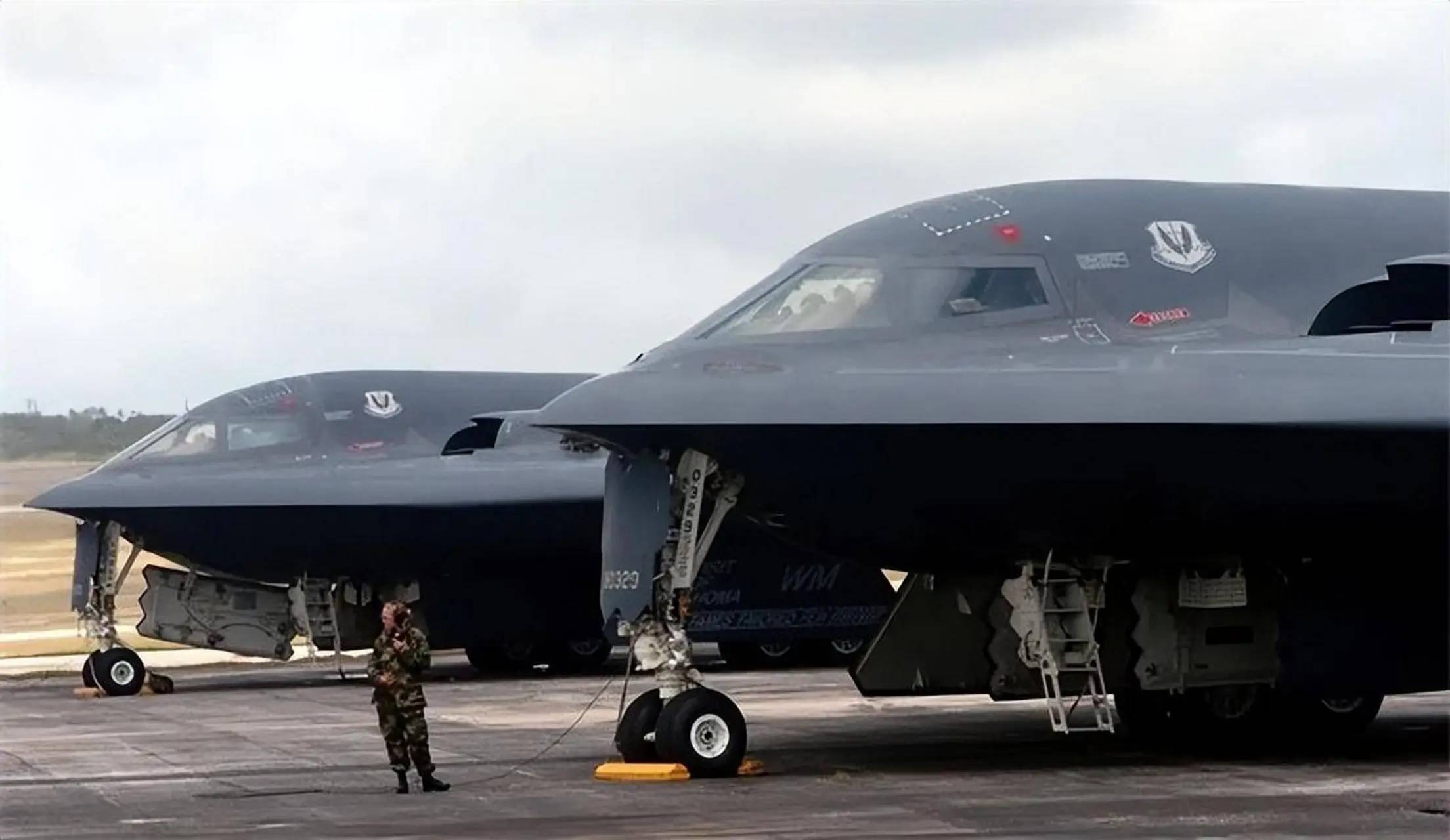 B-2隐轰猛突袭，红海GPS信号就被干扰：导弹扑向美军5万吨补给舰​​