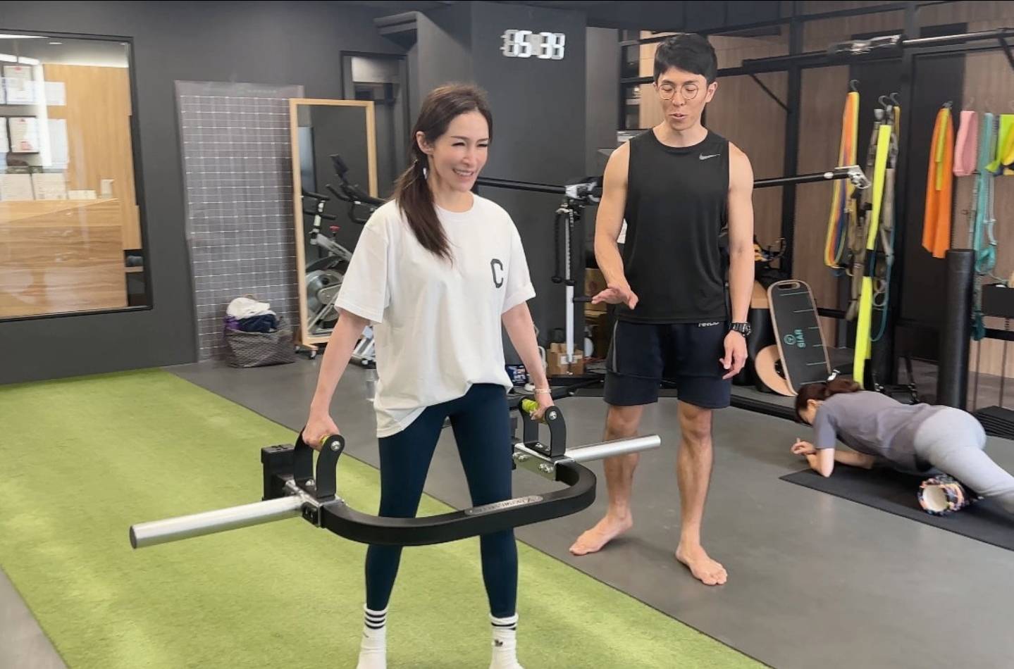 萧亚轩晒瑜伽健身照，倒立蹬腿挑战高难度，浴室摔倒曾动手术