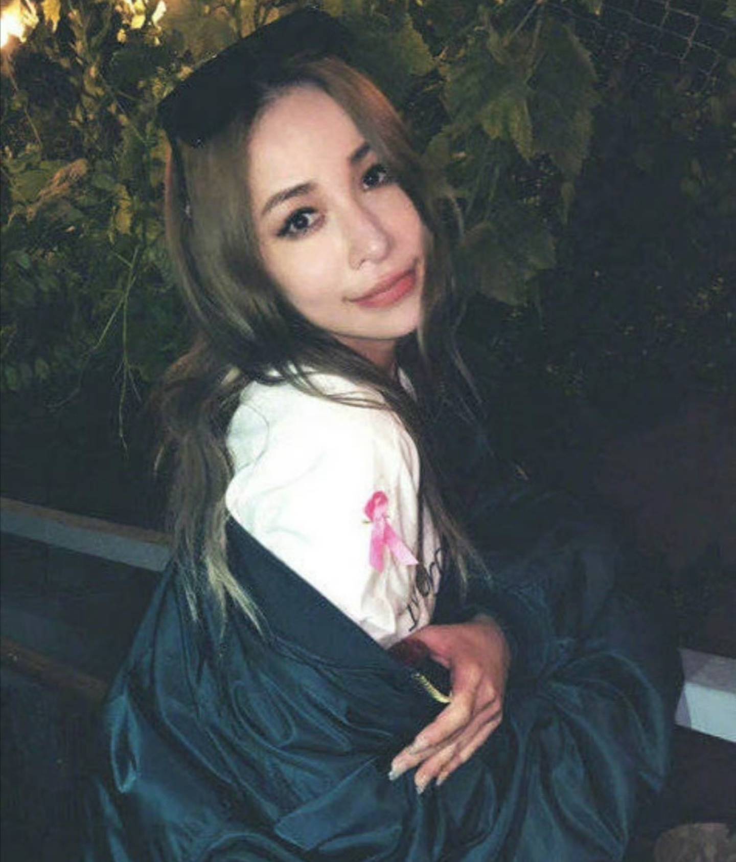 萧亚轩晒瑜伽健身照，倒立蹬腿挑战高难度，浴室摔倒曾动手术