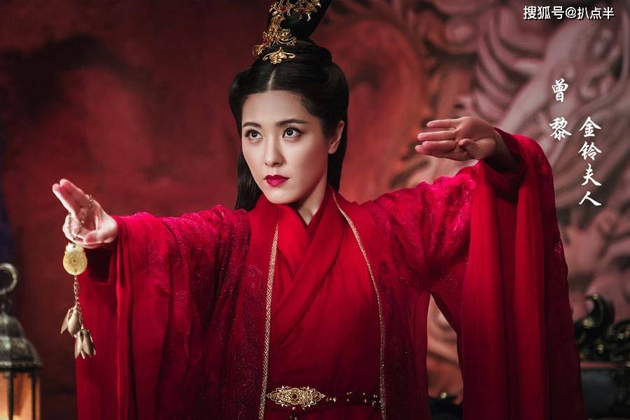 曾黎卖礼物事件升级：维持25年的人淡如菊，被一次灾难公关毁了？
