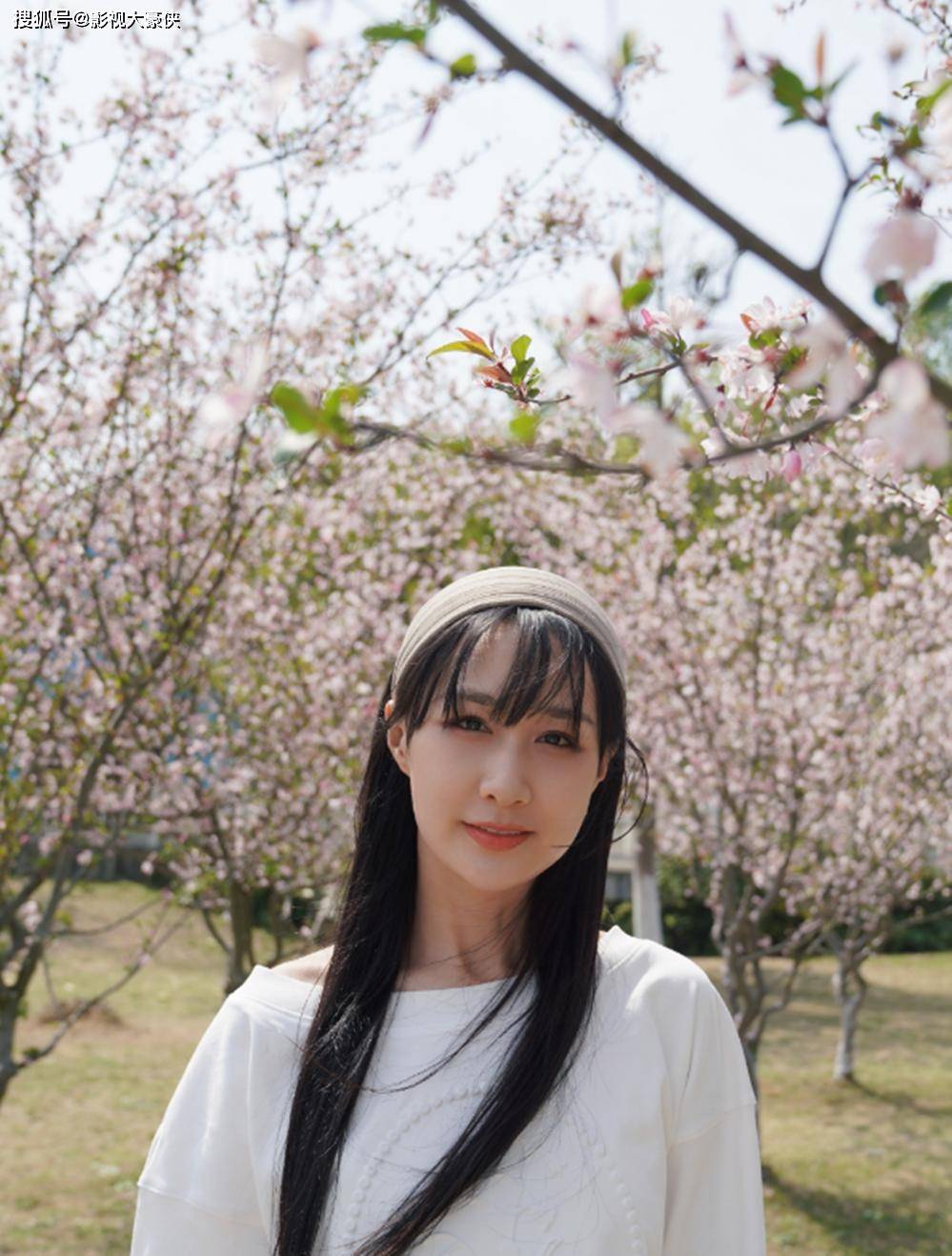 雷佳音一家4口五一度假，老婆40岁像少女，13岁女儿露脸像妈妈