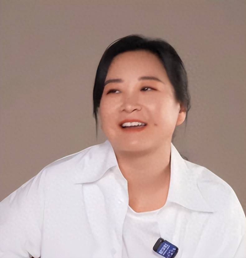 42岁贾玲近况曝光现场镜头下颜值走样遭嘲“皮肤黝黑像亚裔”！贾玲回应减肥后观众缘松动