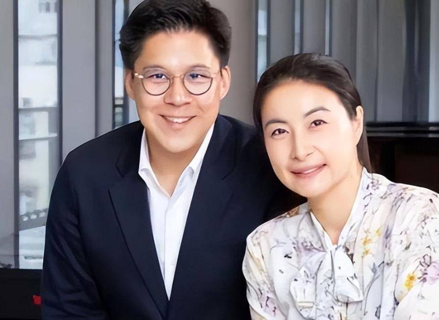 原创范玉梅：女儿是世界冠军郭晶晶，和霍家低调出游，满头白发很幸福