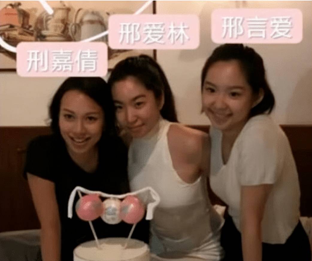 72岁林青霞香港逛街，红裙吸睛全店围观，身姿挺拔尽显阔太范