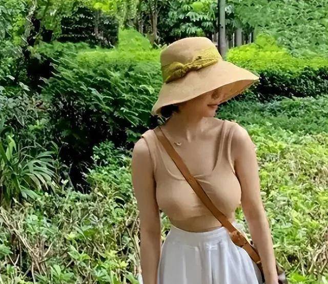 18岁黄多多度假照引争议，网友纷纷评论：这身材熟透”了！