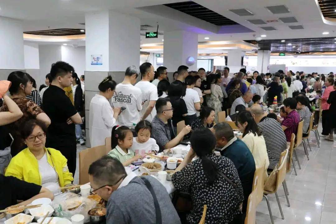 35万人挤爆的荣昌，成了五一最大赢家