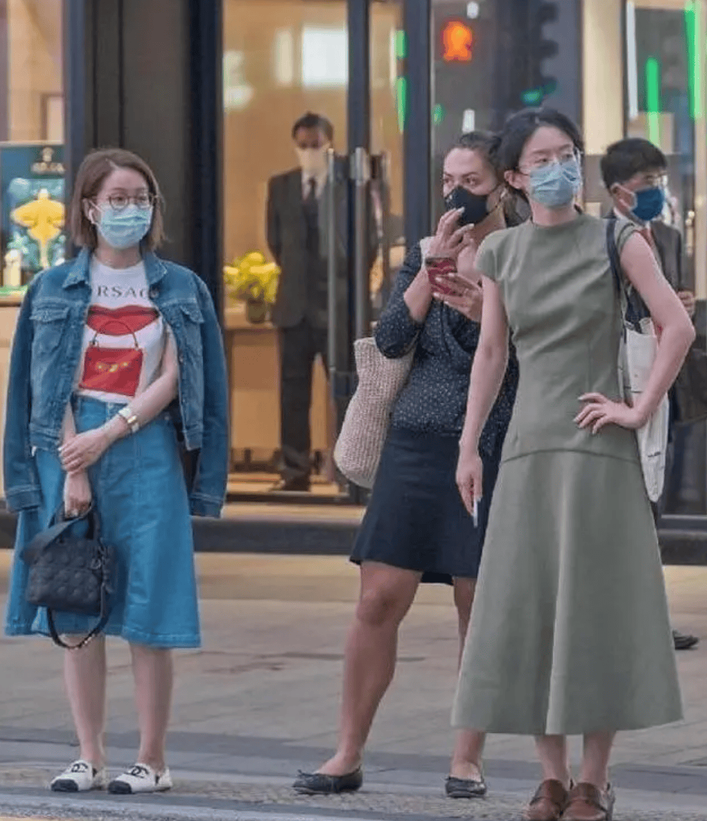 elle乐福鞋去了香港才发现满街都是“裙不上膝、鞋不带跟”却个个洋气又时髦  第8张