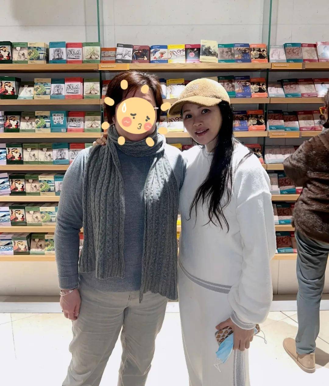 伊能静五一带婆婆女儿英国度假，生图素颜脸暗沉，百万护肤没白花