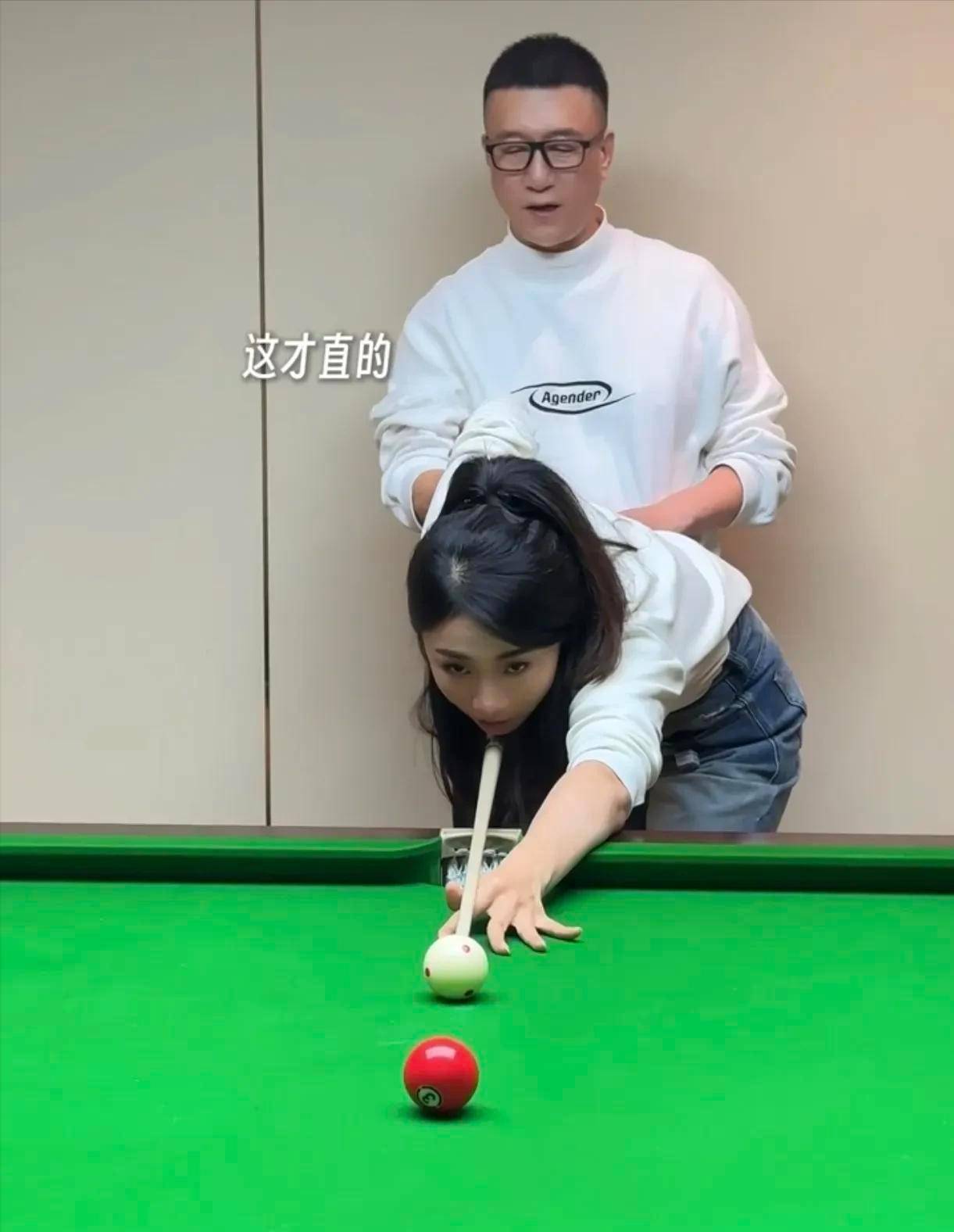 54岁孙红雷陪娇妻王骏迪打台球, 眼神温柔, 画面温馨动人