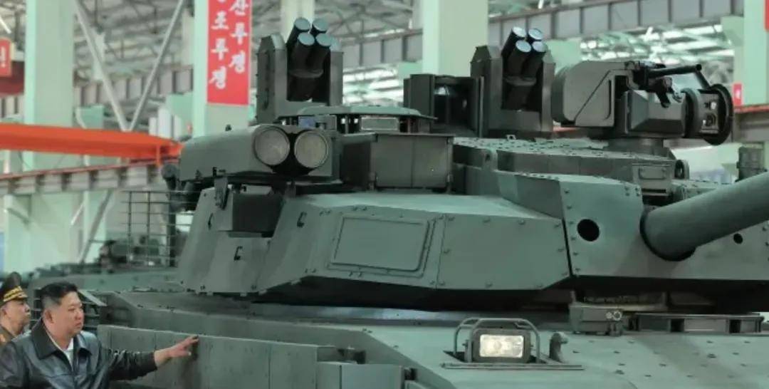 中美俄优势全占了！朝鲜“金玛塔”坦克曝光：125炮+主动防+爆反