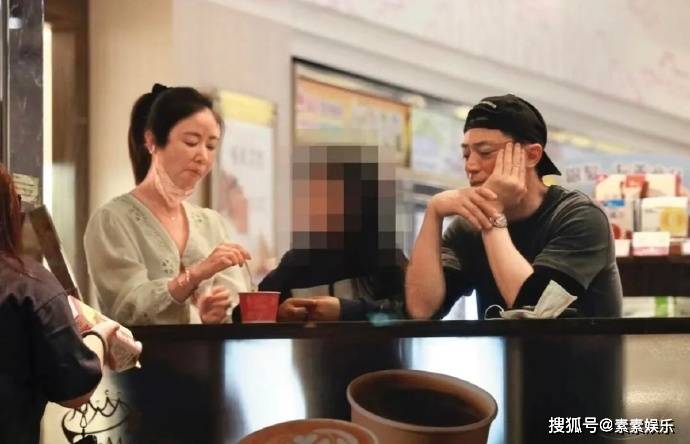 林心如霍建华带女儿出门，霍建华变成“女儿控”，8岁小海豚可爱