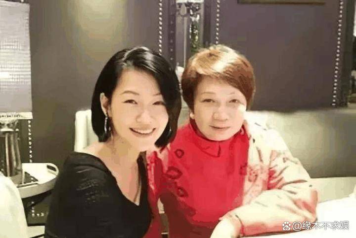 小S婆婆澳门旅游，眼含泪光心情悲痛，眼角淤青疑似受伤！