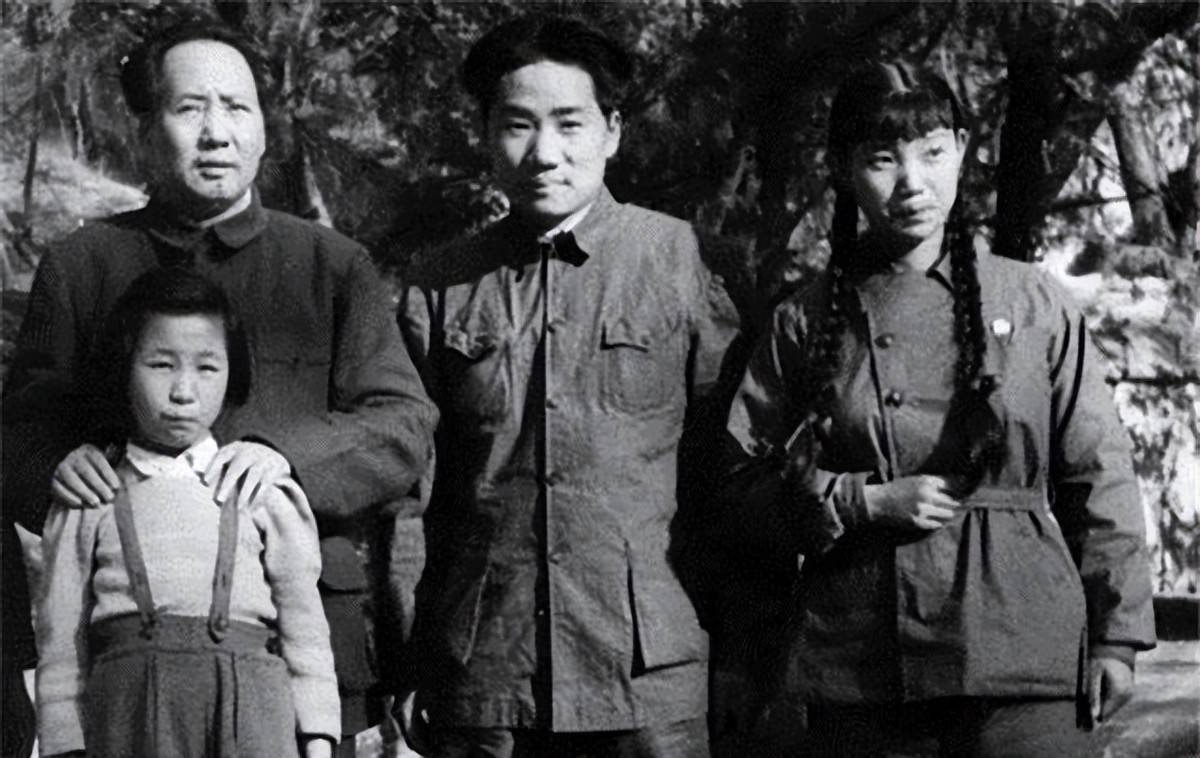 90年，杨开慧雕像落座烈士陵园，毛岸青：百年之后，我要来陪妈妈
