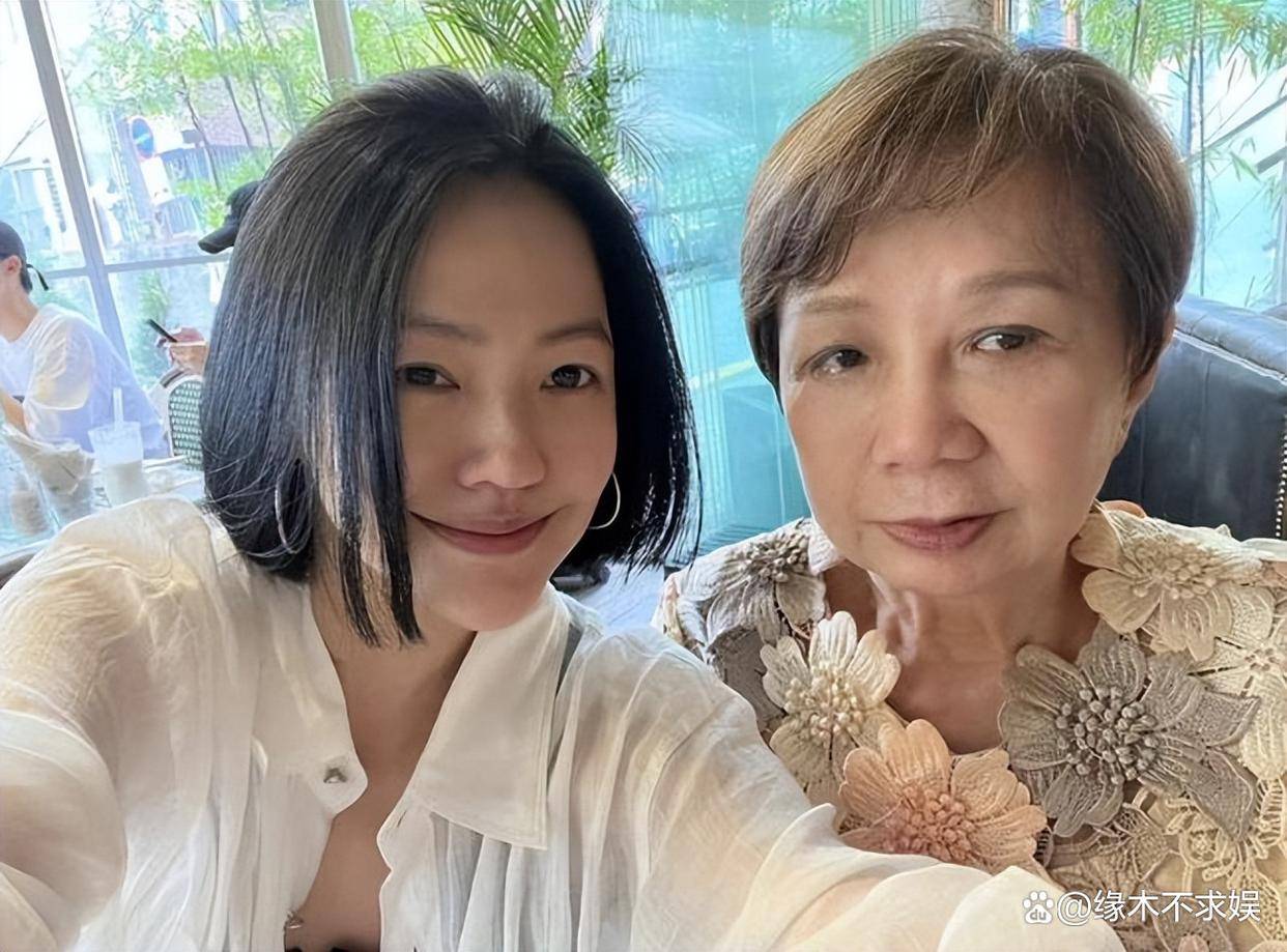 小S婆婆澳门旅游，眼含泪光心情悲痛，眼角淤青疑似受伤！