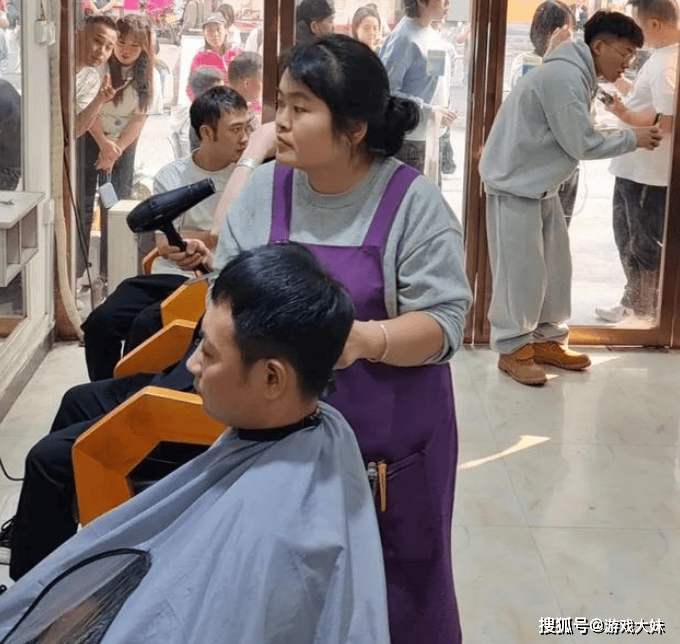 网红理发师李晓华接受采访直言没赚到钱热度褪去后亏了3万JN江南app(图3)
