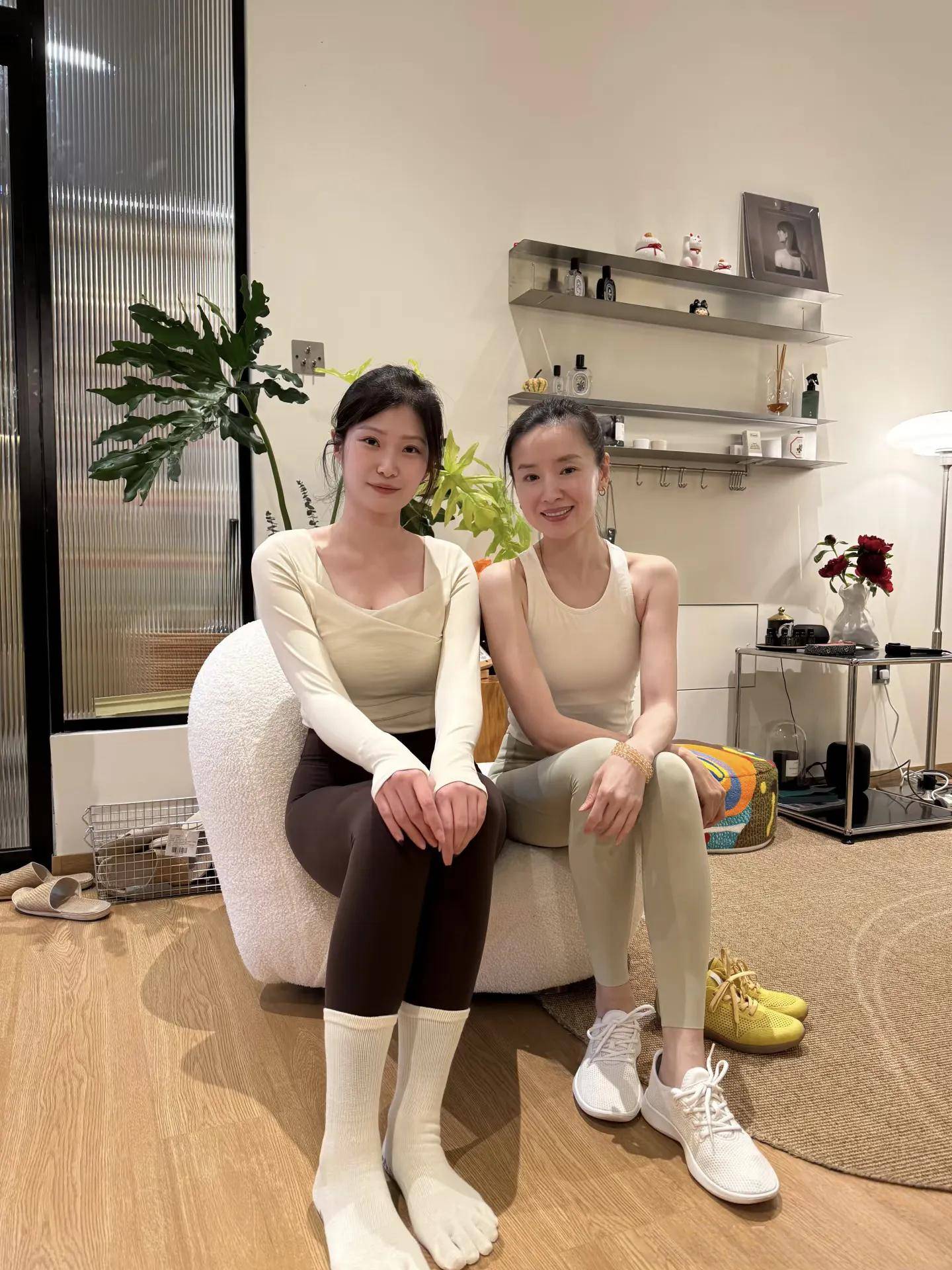 6686体育平台45岁董洁穿瑜伽服现身辽宁素颜照曝光皮肤身材如少女(图8)