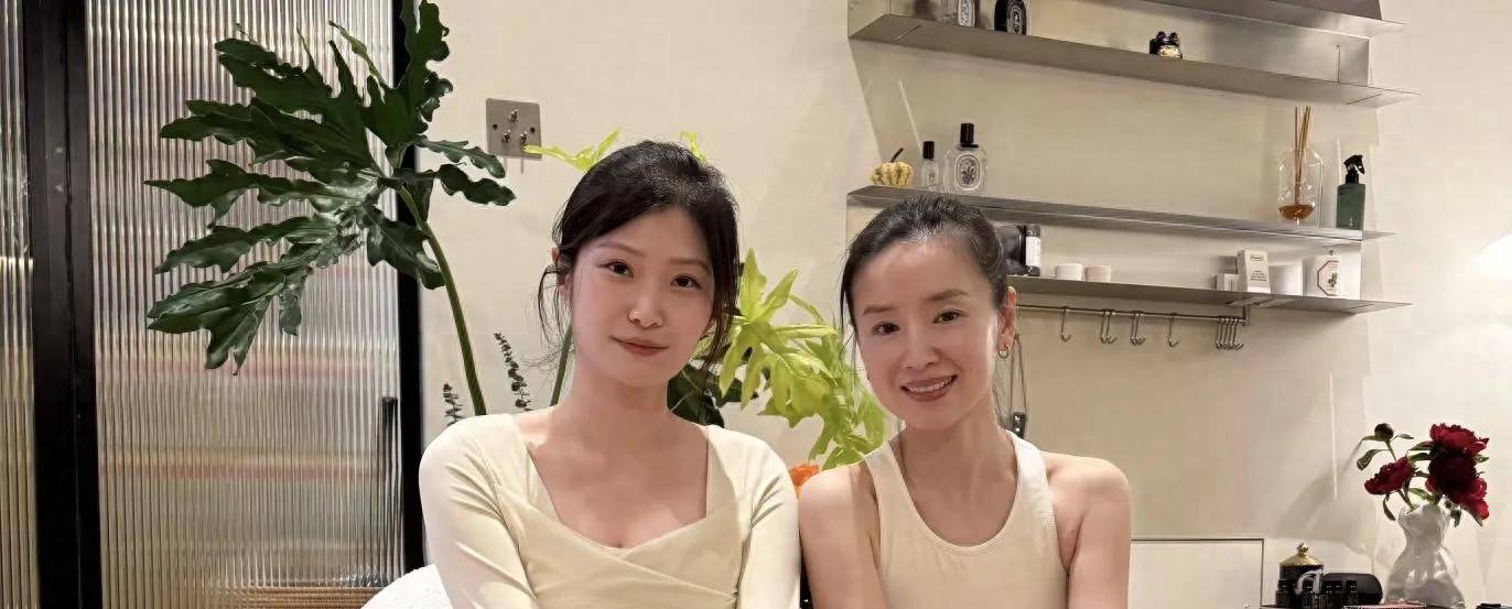 6686体育平台45岁董洁穿瑜伽服现身辽宁素颜照曝光皮肤身材如少女(图6)