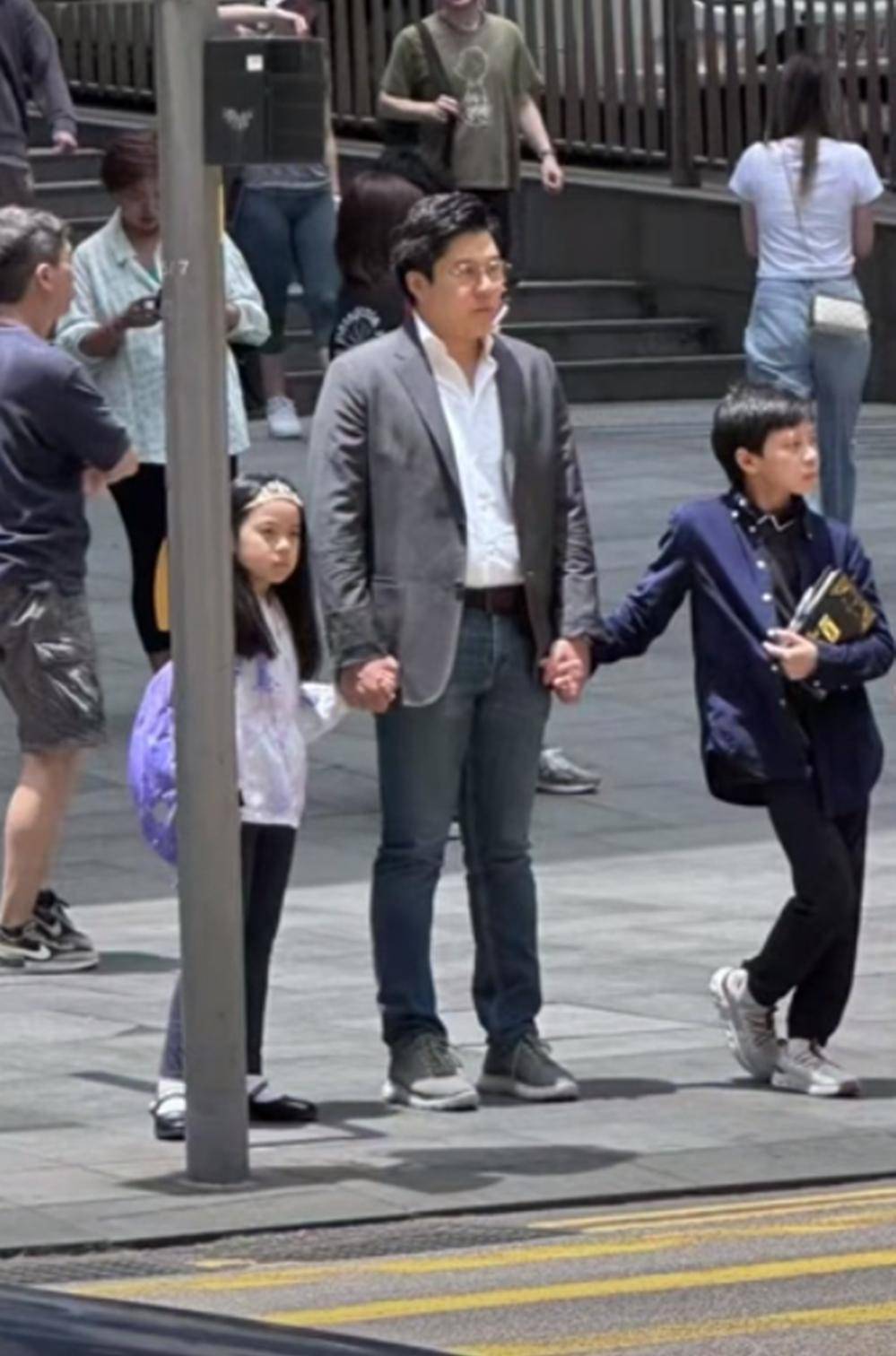 原创豪门太太郭晶晶，老老实实等红灯，霍启刚普通穿着被网友调侃？