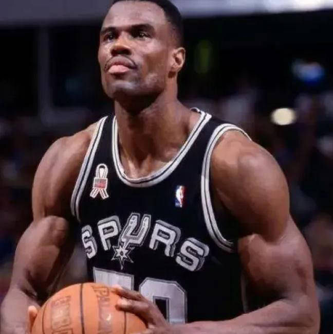 NBA五大肌肉雕刻大师：詹姆斯遗憾落选戈登腹肌堪比艺术珍品PG电子下载(图3)