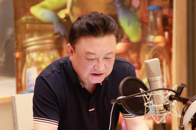 曝金龟子全家现身日本！61岁王宁脸色暗沉，躺在病床上疑做大血净