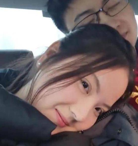 原创瘫痪母亲、疯爹养的清华博士庞众望，竟与郭晶晶长得一模一样