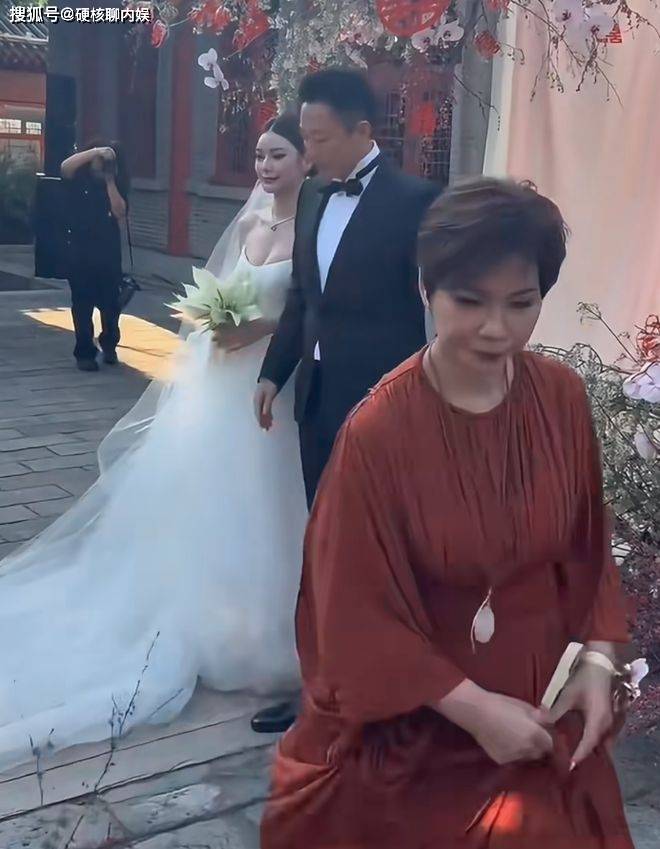 汪小菲大婚全过程曝光，众人都笑仅一人落泪，对比大S婚礼太相似