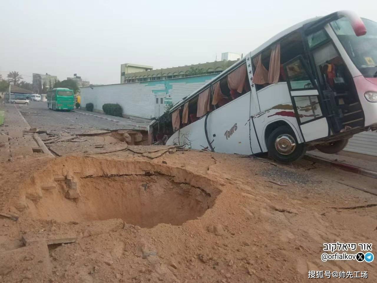 凌晨有意外收获，一条大鱼突然冒头：以色列数十枚钻地弹打透地道