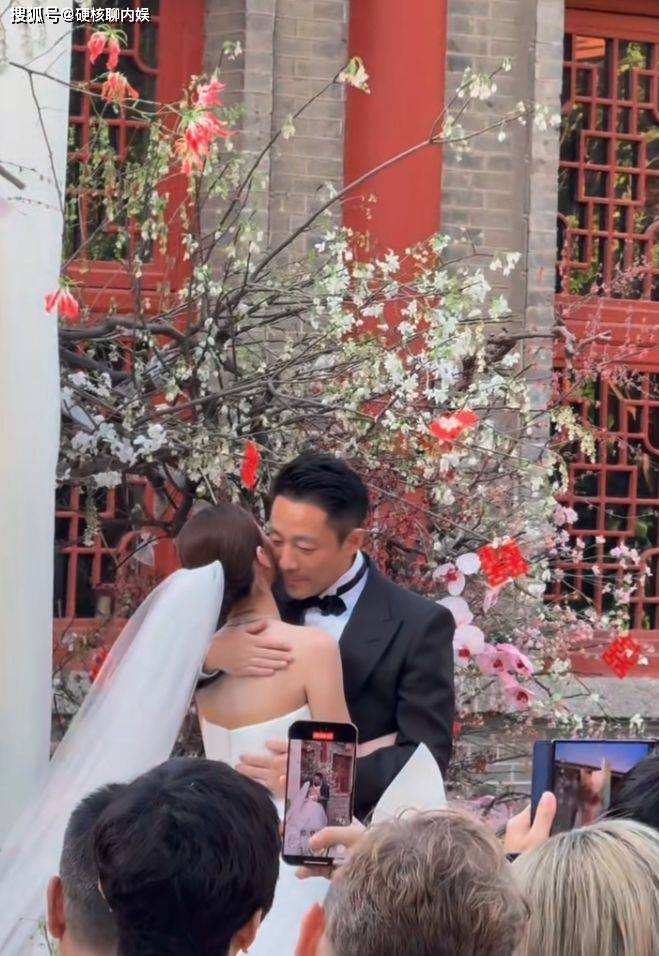 汪小菲大婚全过程曝光，众人都笑仅一人落泪，对比大S婚礼太相似