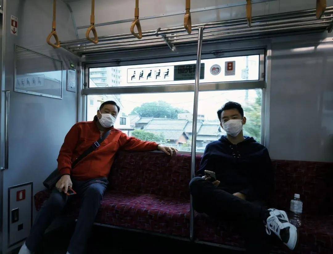 郑恺带三岁儿子骑行，父子正脸神似，苗苗勤快在家侍弄六块小菜地