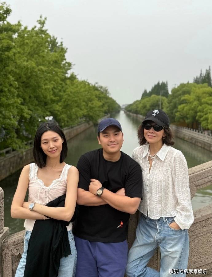 刘嘉玲回苏州参加同学会超低调：淡妆出镜不抢风头，气质仍旧超群