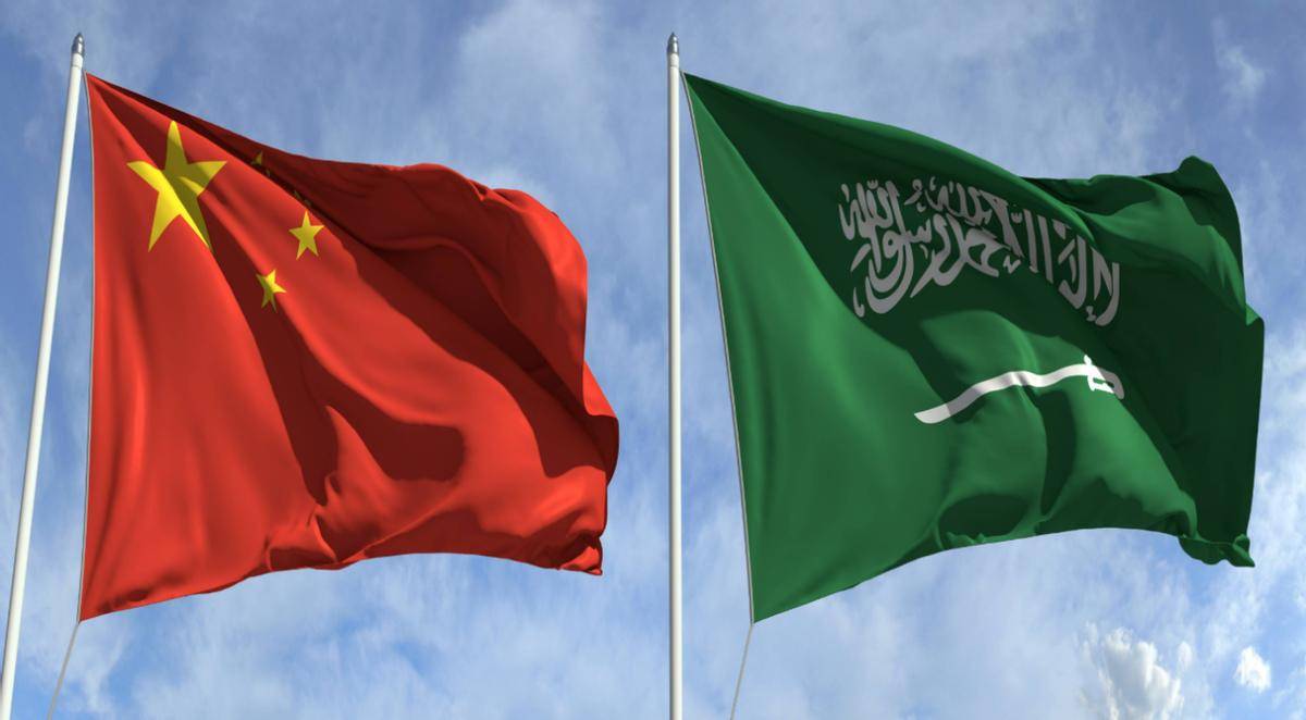 在中东捞了几千亿美元，特朗普签字签到手软，临行前突然喊话中国