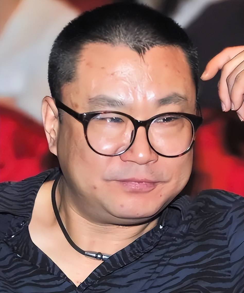 尹相杰现状：靠接商演生活，身形消瘦判若两人，和小妻子很恩爱