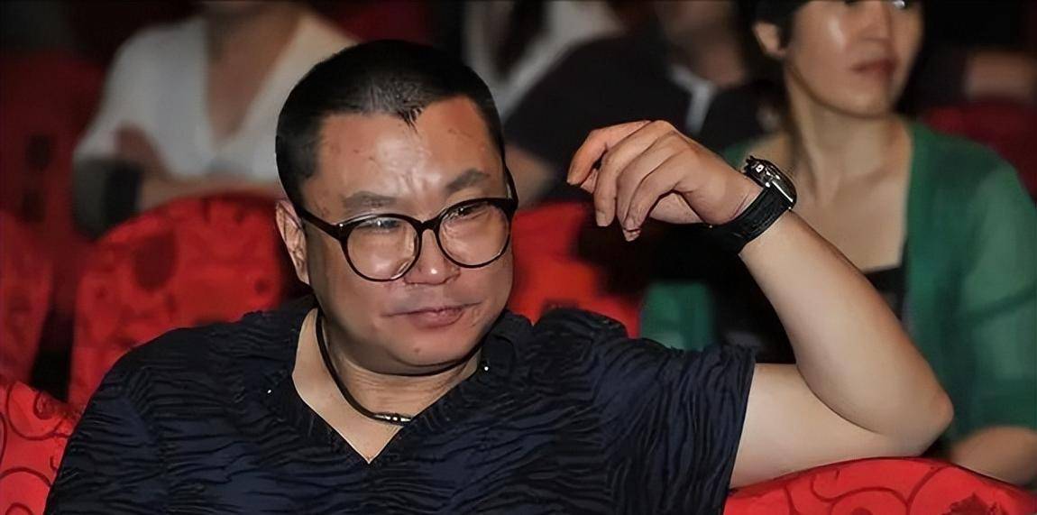 尹相杰现状：靠接商演生活，身形消瘦判若两人，和小妻子很恩爱