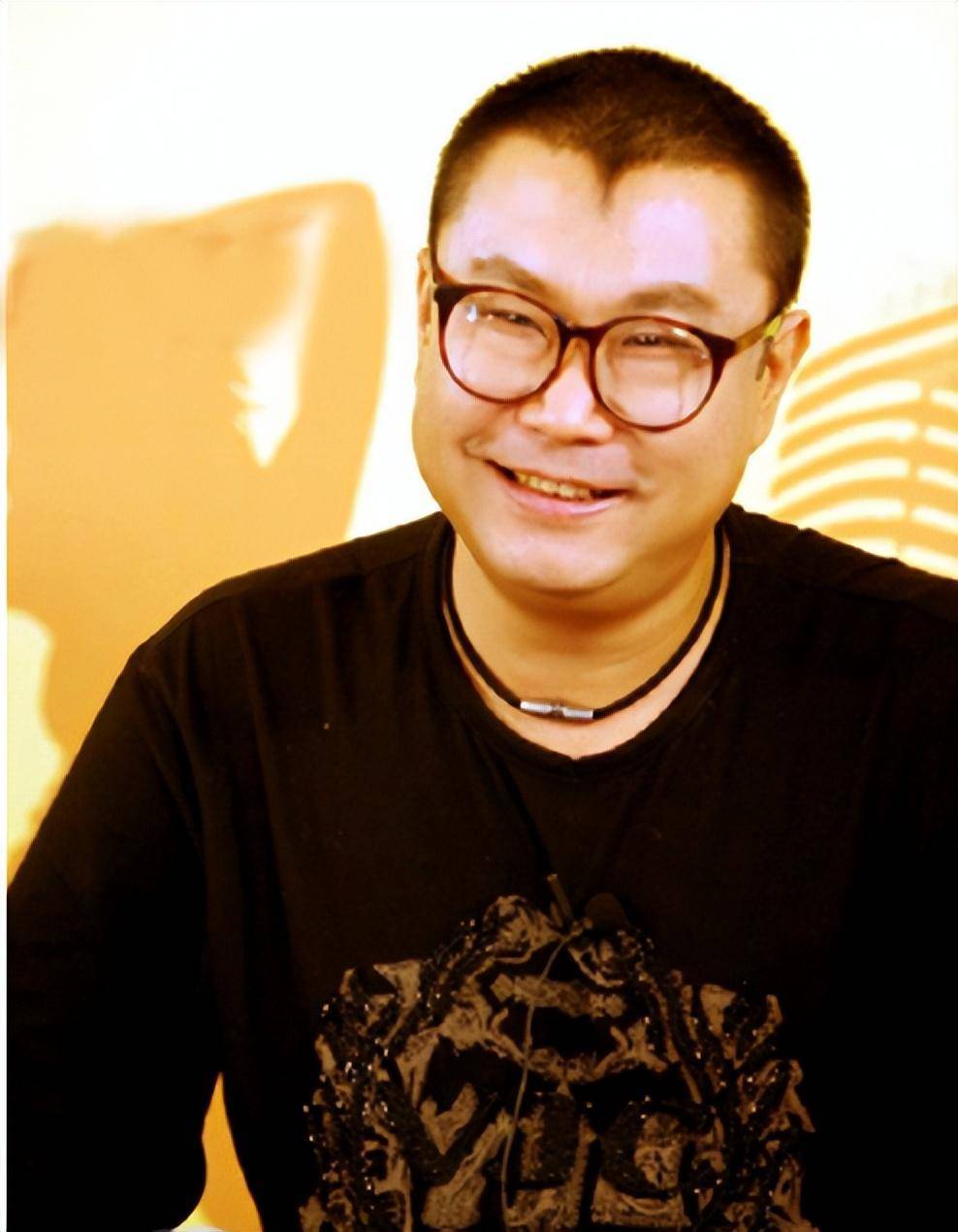 尹相杰现状：靠接商演生活，身形消瘦判若两人，和小妻子很恩爱