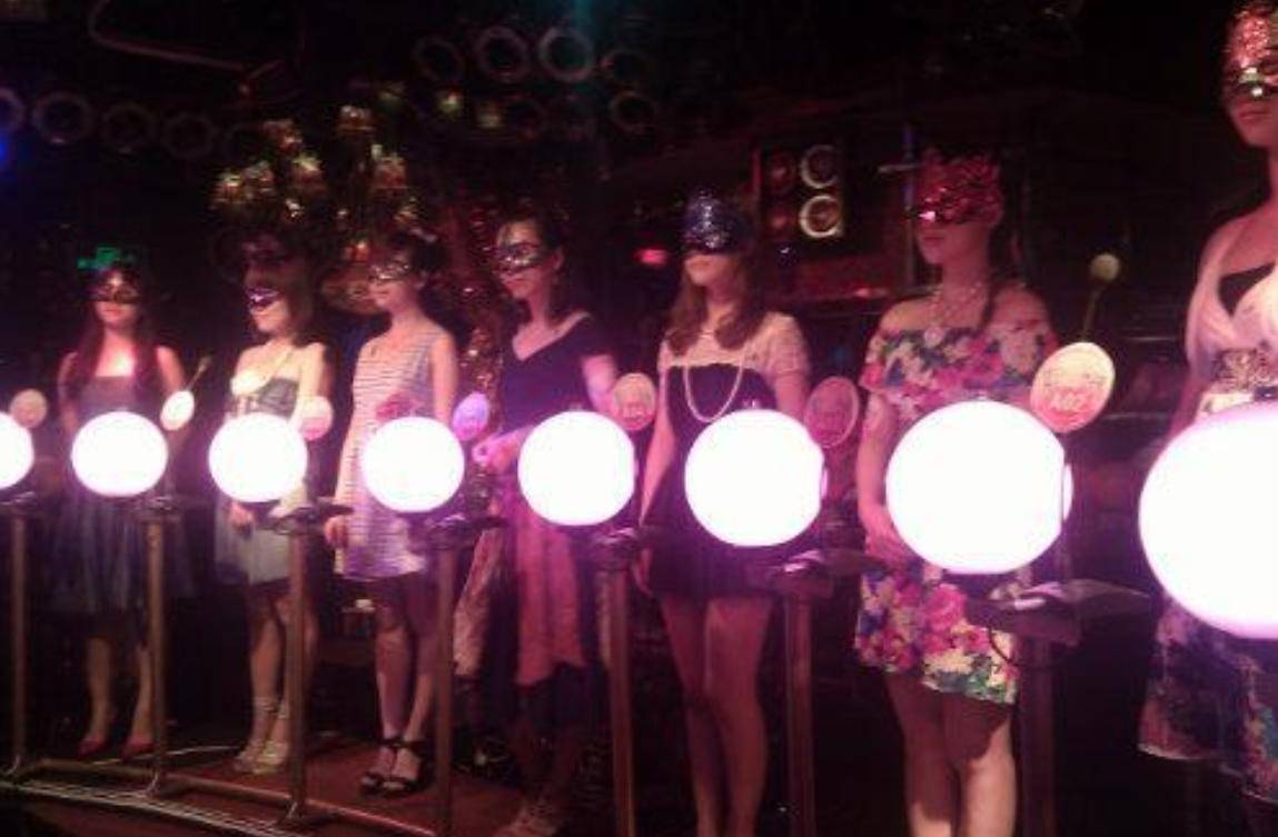 铁粉空间骗了多少人16年300名警察连夜封锁郑州一娱乐场所仅女服务员装了6辆大巴  第5张