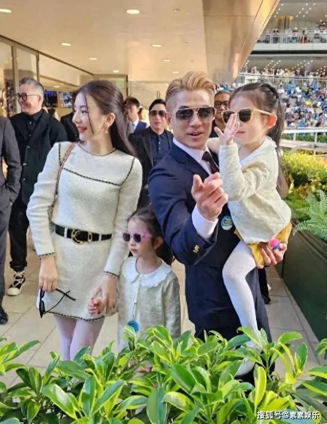 方媛陪郭富城赛马，方爸爸站在女婿身后，方媛手遮小腹很像孕妇