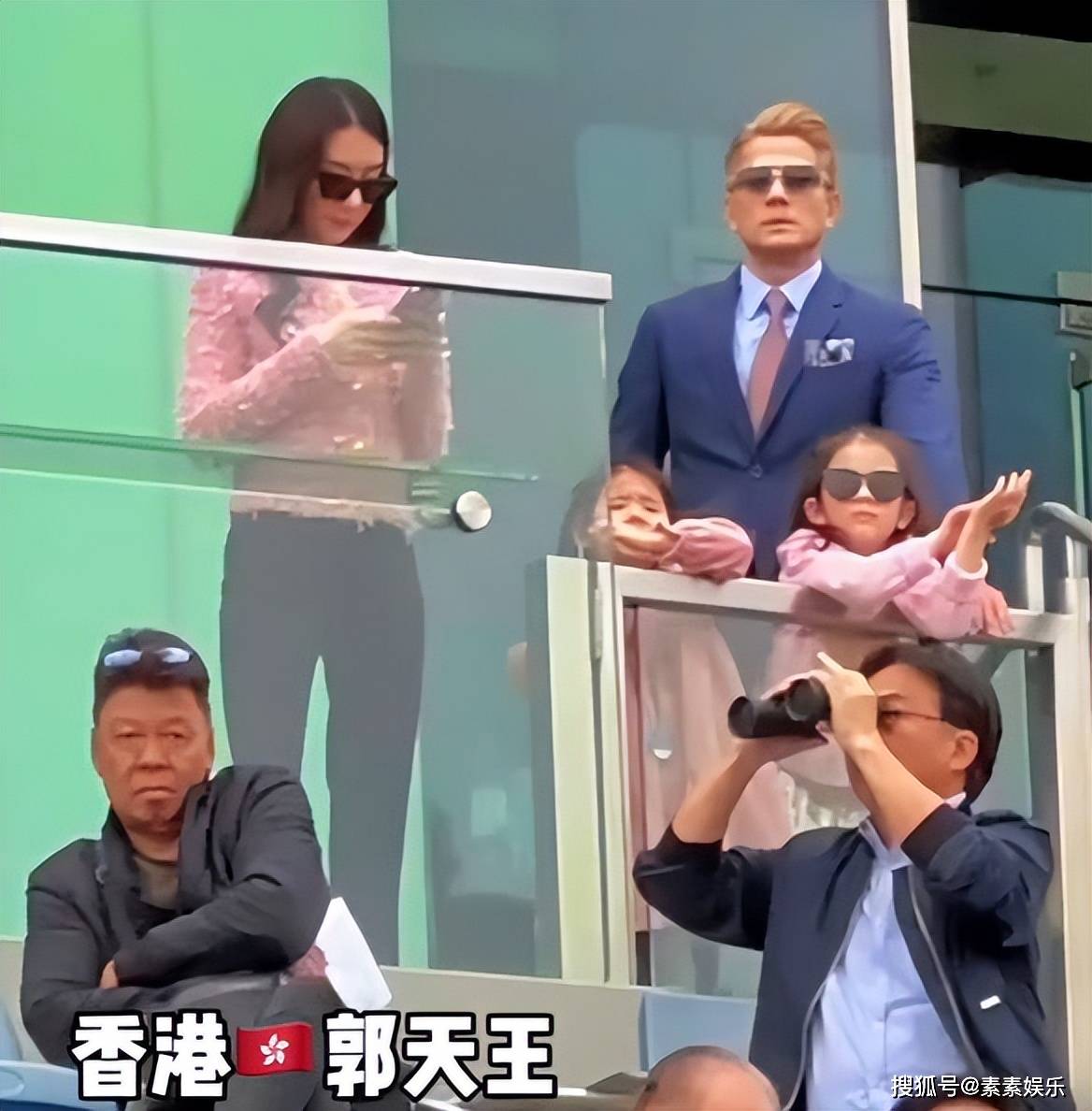 方媛陪郭富城赛马，方爸爸站在女婿身后，方媛手遮小腹很像孕妇