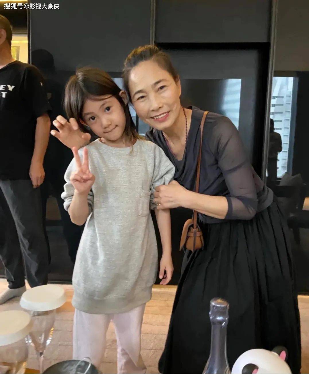 陈冠希和老婆秦舒培带娃回老家探亲 与亲戚全程热情互动