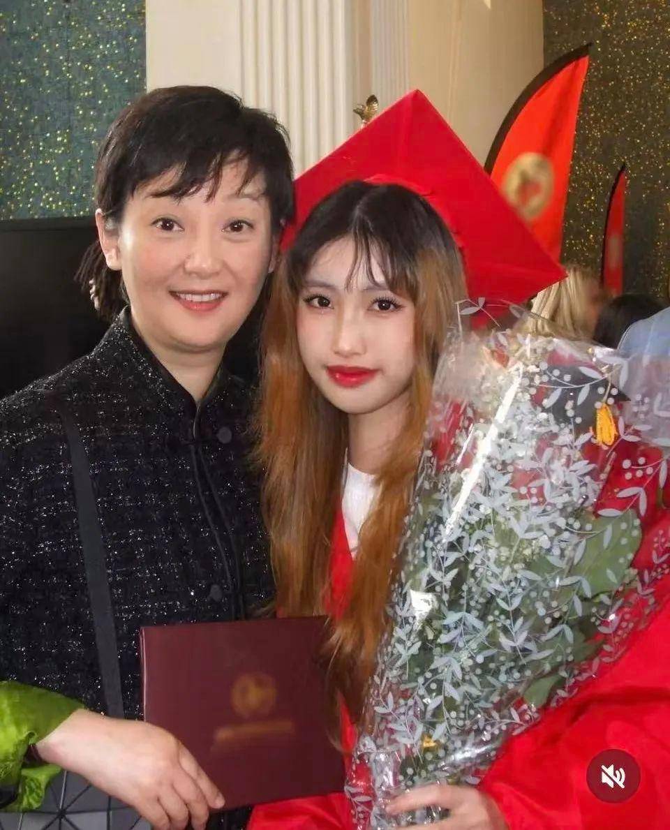 考古 | 冯小刚养女和徐帆越长越像！高颜值气质优雅，被曝将在娱乐圈出道