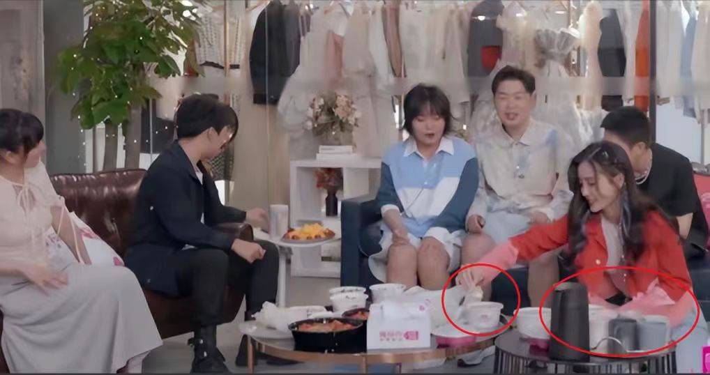 杨颖被经纪人当街训骂照曝光！自费租房面试找工作，吃地摊无人识