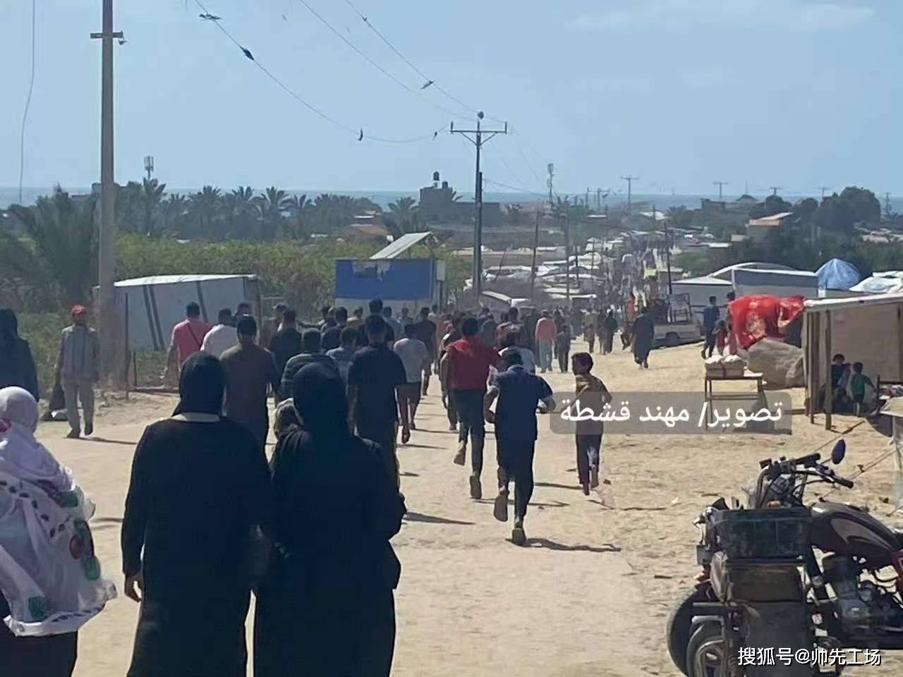 美国雇佣军突然开枪，加沙难民集体冲破围栏：以军警戒线全被冲垮