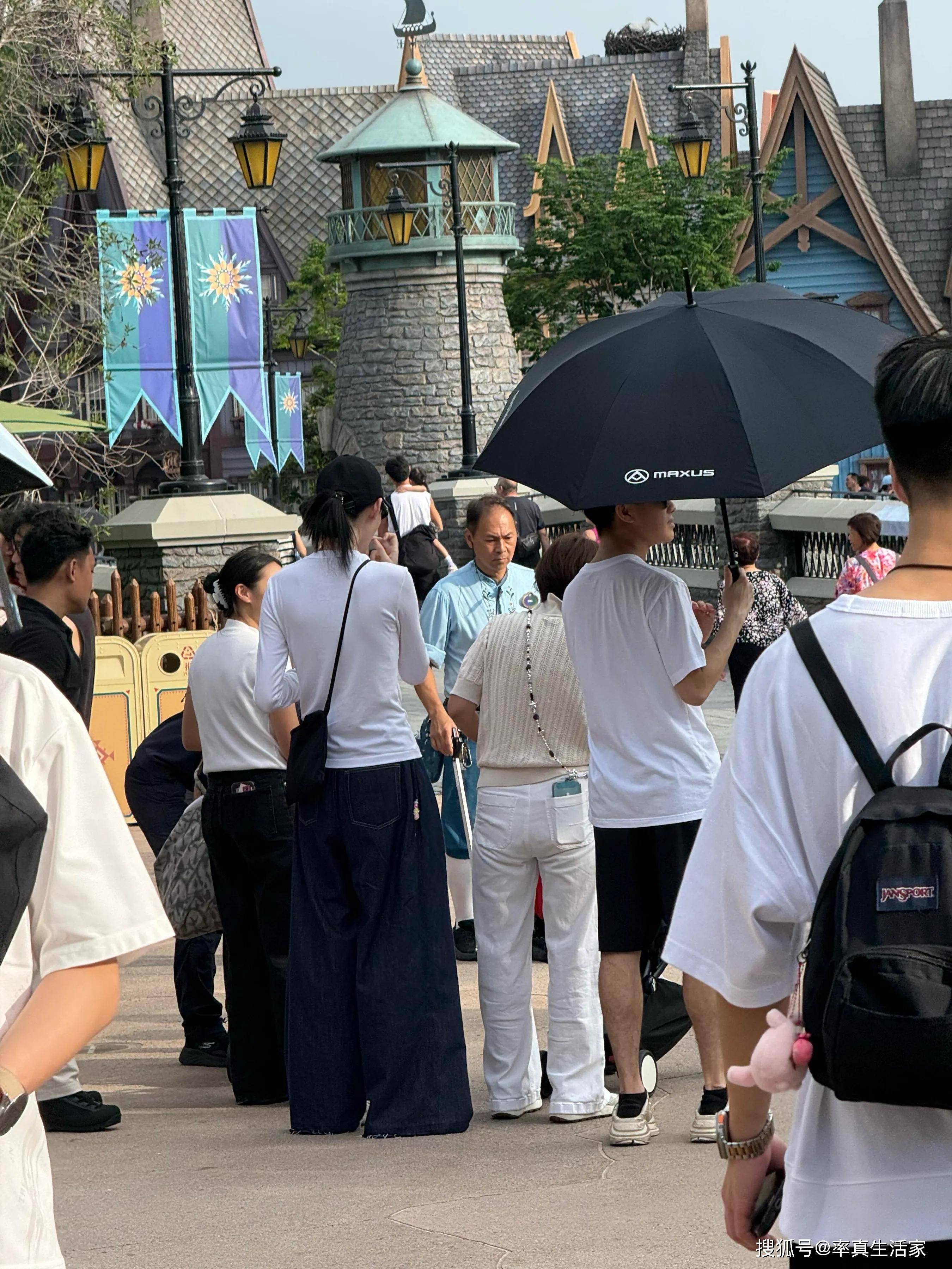 奚梦瑶何猷君带娃过儿童节！3岁女儿正脸曝光，神复制妈妈美貌