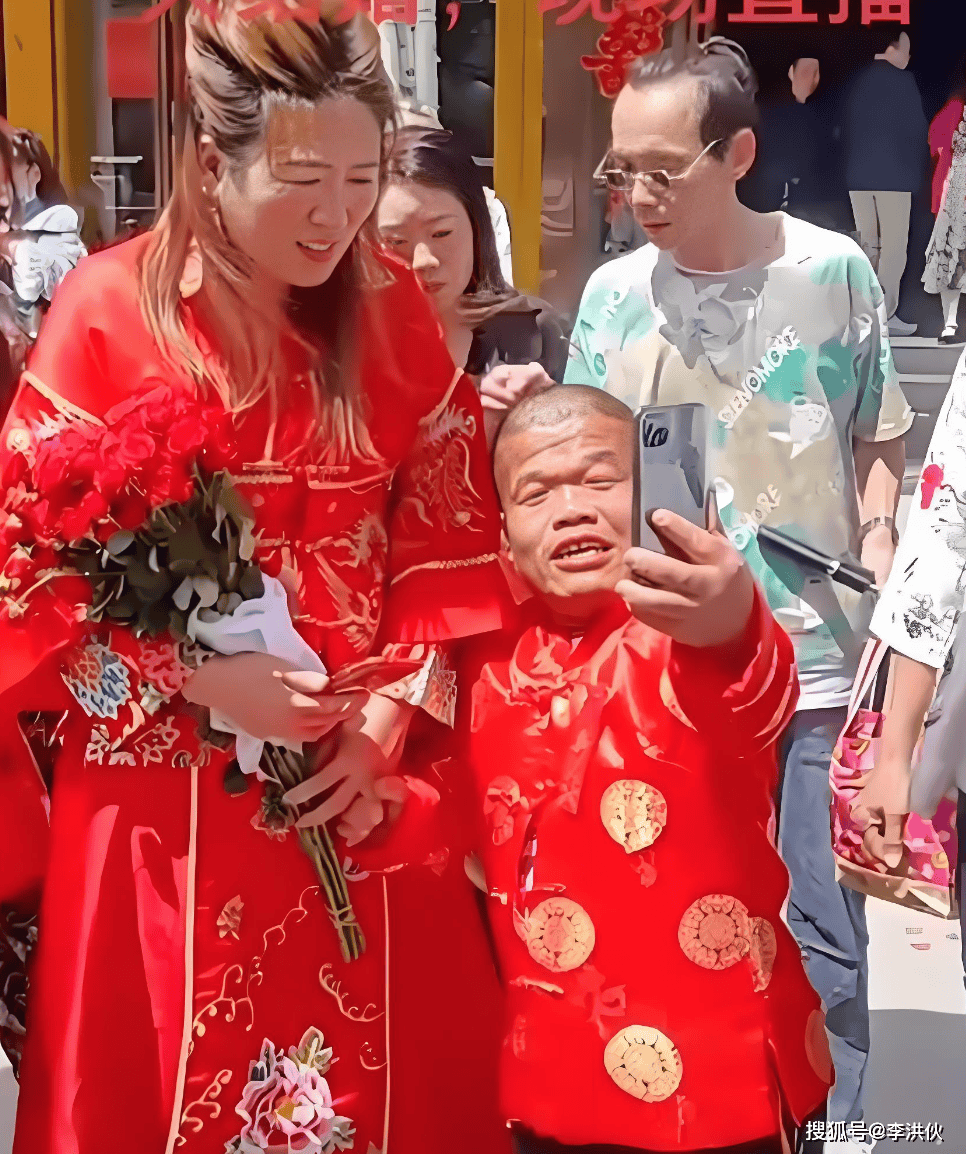 朱家有女初长成，大衣哥26岁女儿开店当老板，不少人纷纷上门提亲
