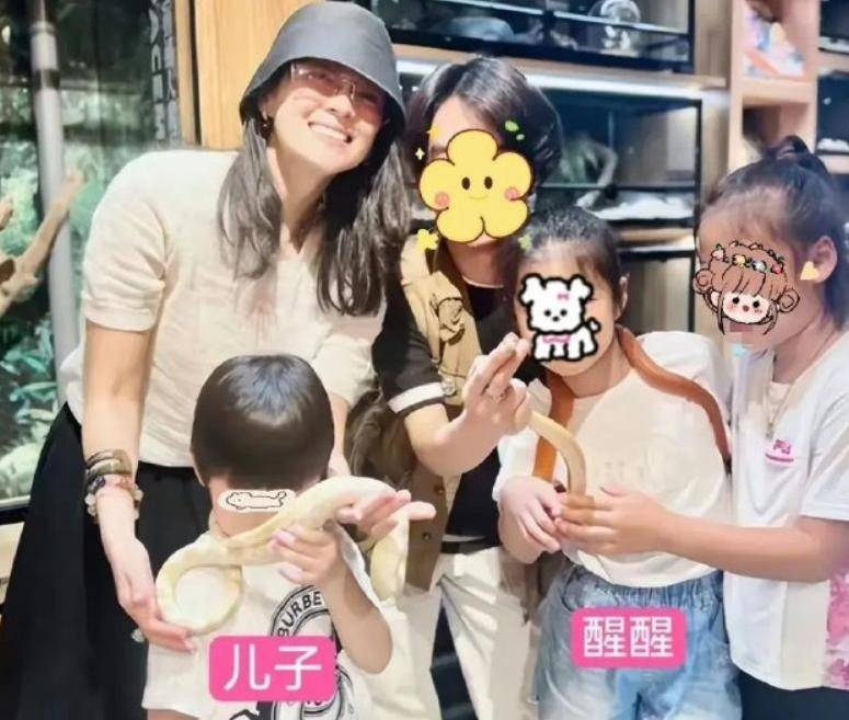 章子怡晒带娃出游照，醒醒越长越漂亮了，儿子像极了汪峰