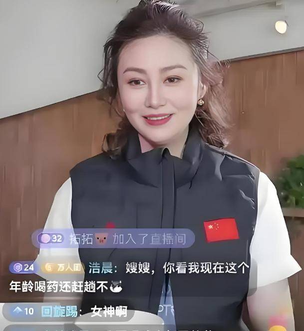 55岁潘金莲近照惊呆网友，昔日女神发福变慈祥，独身创业活出真我