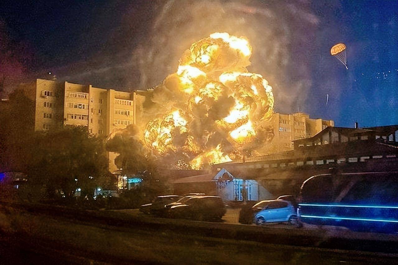 西伯利亚惊雷：117架无人机奇袭俄军基地，40架战机一夜成废铁！