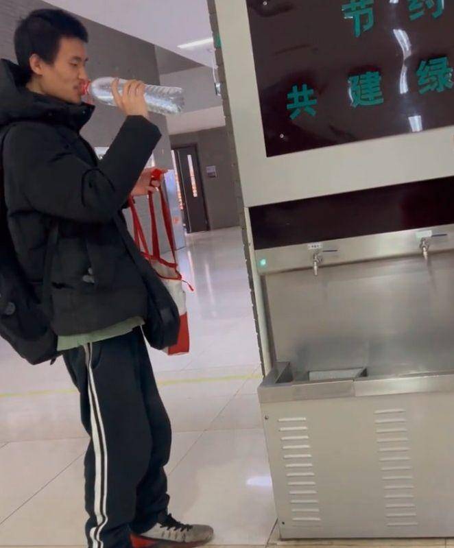 “北大韦神”韦东奕办公室开会画面曝光，终于换了新手机，坐姿太与众不同！
