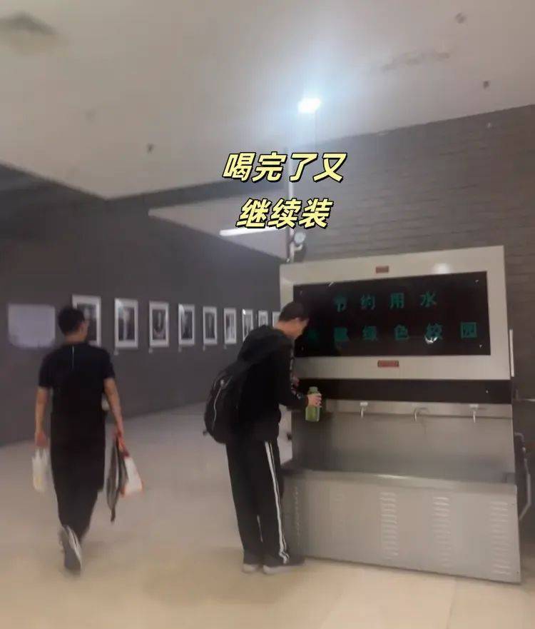 原创             韦东奕办公室开会画面曝光，终于换了新手机，坐姿太与众不同！