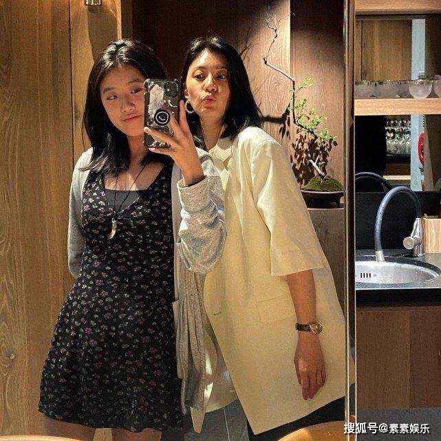 贾静雯19岁女儿梧桐妹被质疑已辍学，分享街拍变漂亮了
